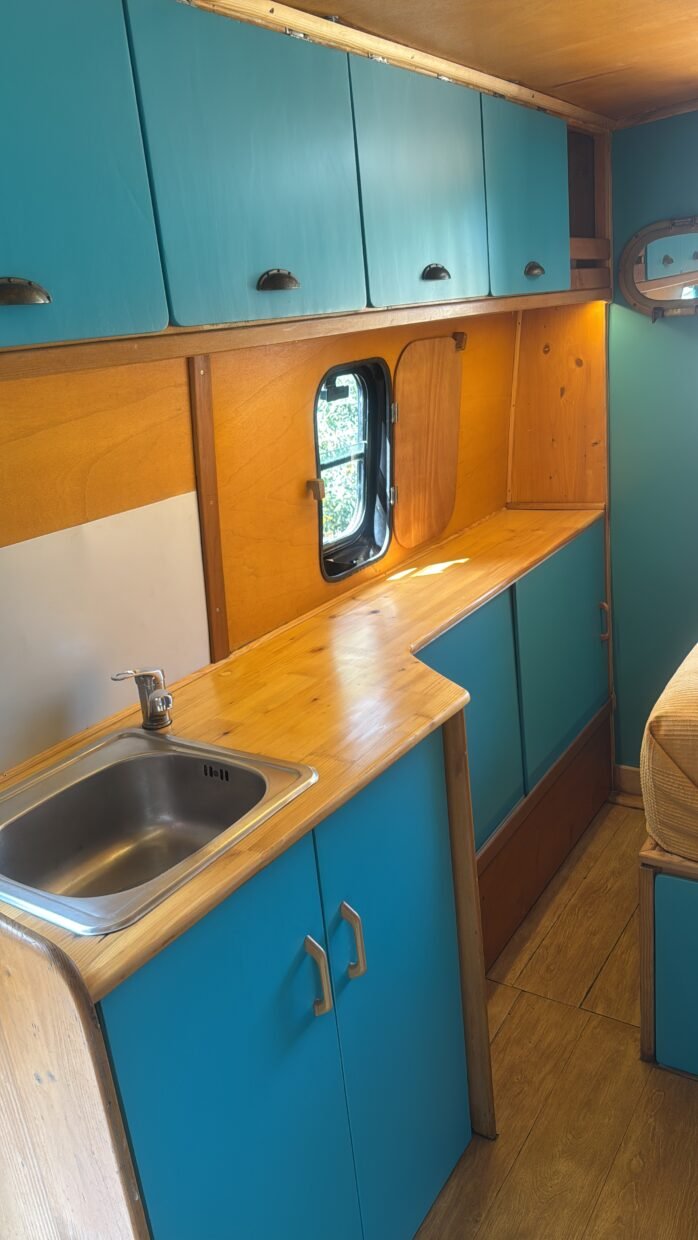 Interior equipado de nuestra camper de alquiler en Mallorca