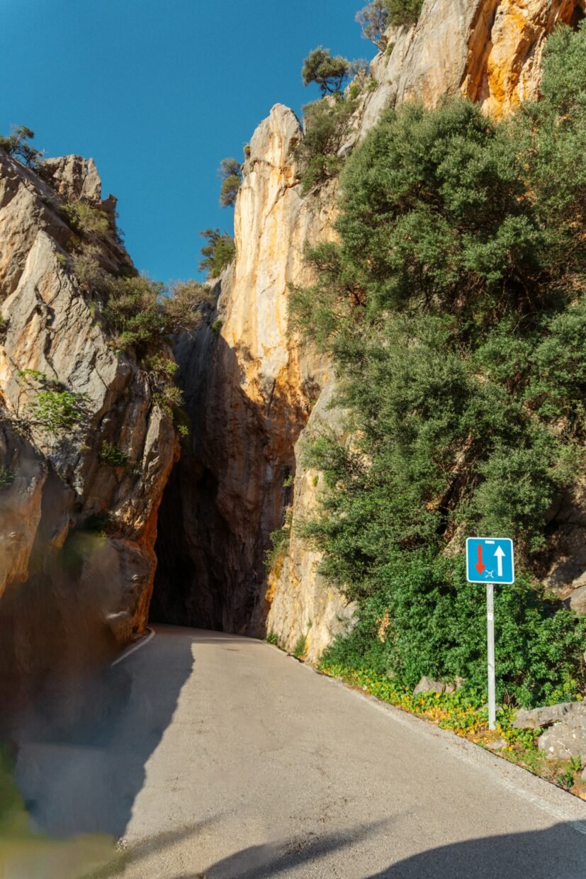 Carretera estrecha de Sa Calobra, uno de los lugares que no recomendamos en Mallorca en verano