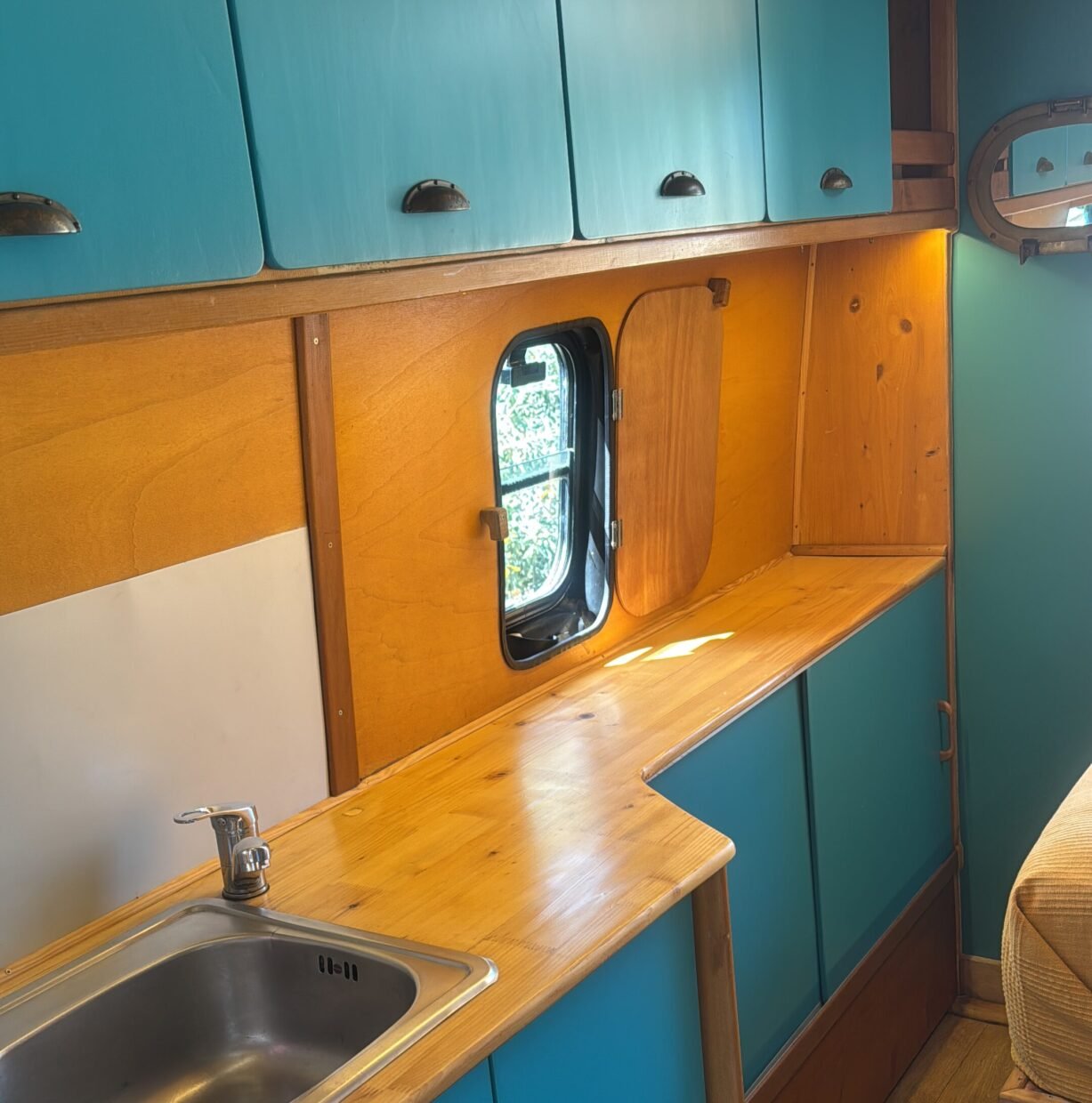 Interior equipado de nuestra camper de alquiler en Mallorca