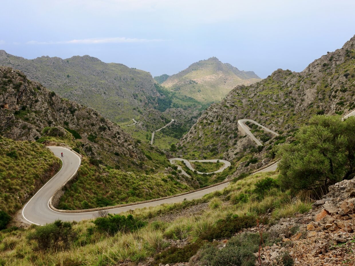 Carretera de montaña en Mallorca para recorrer en camper